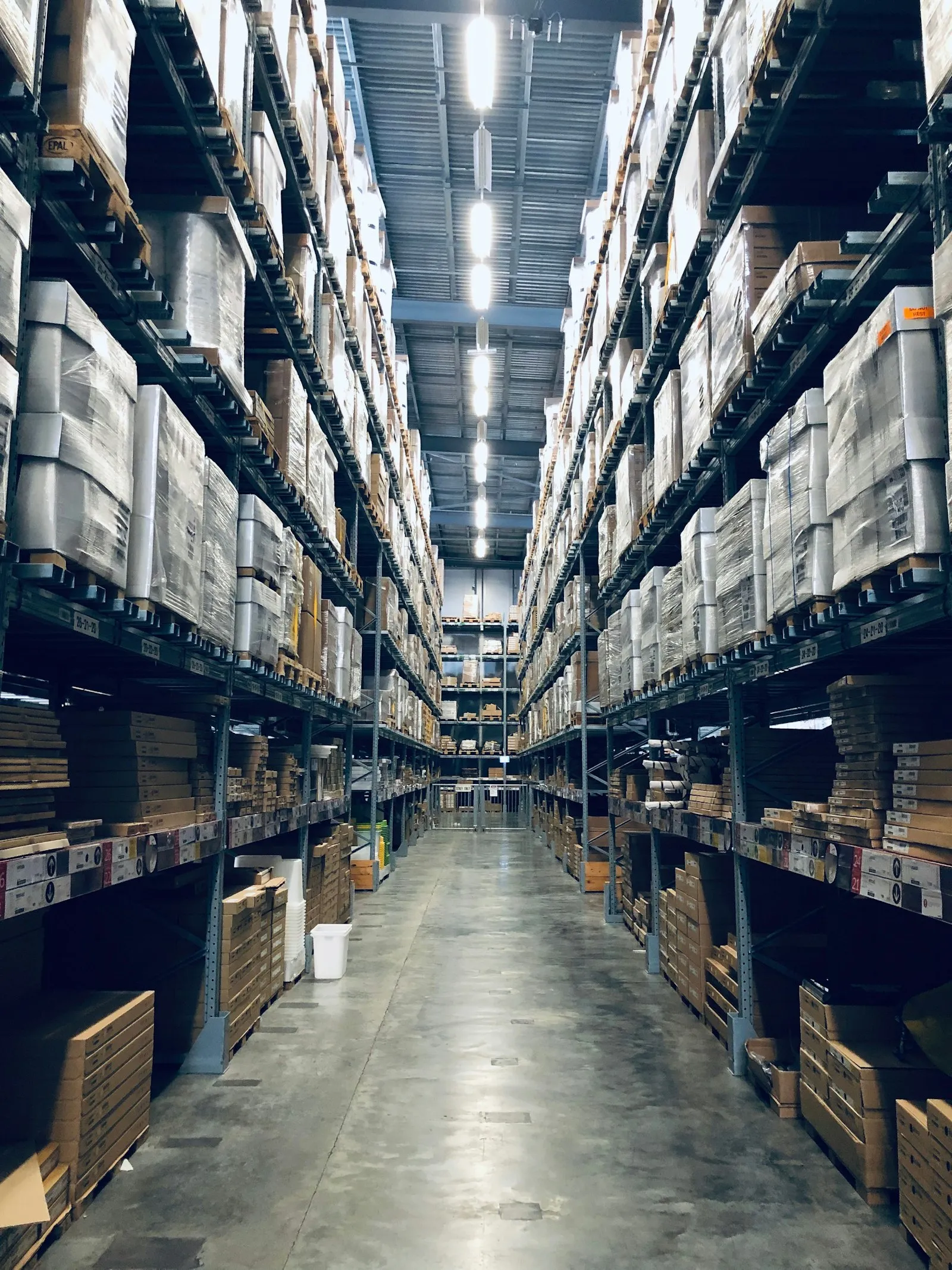 Almacén logístico con estanterías de mercancía