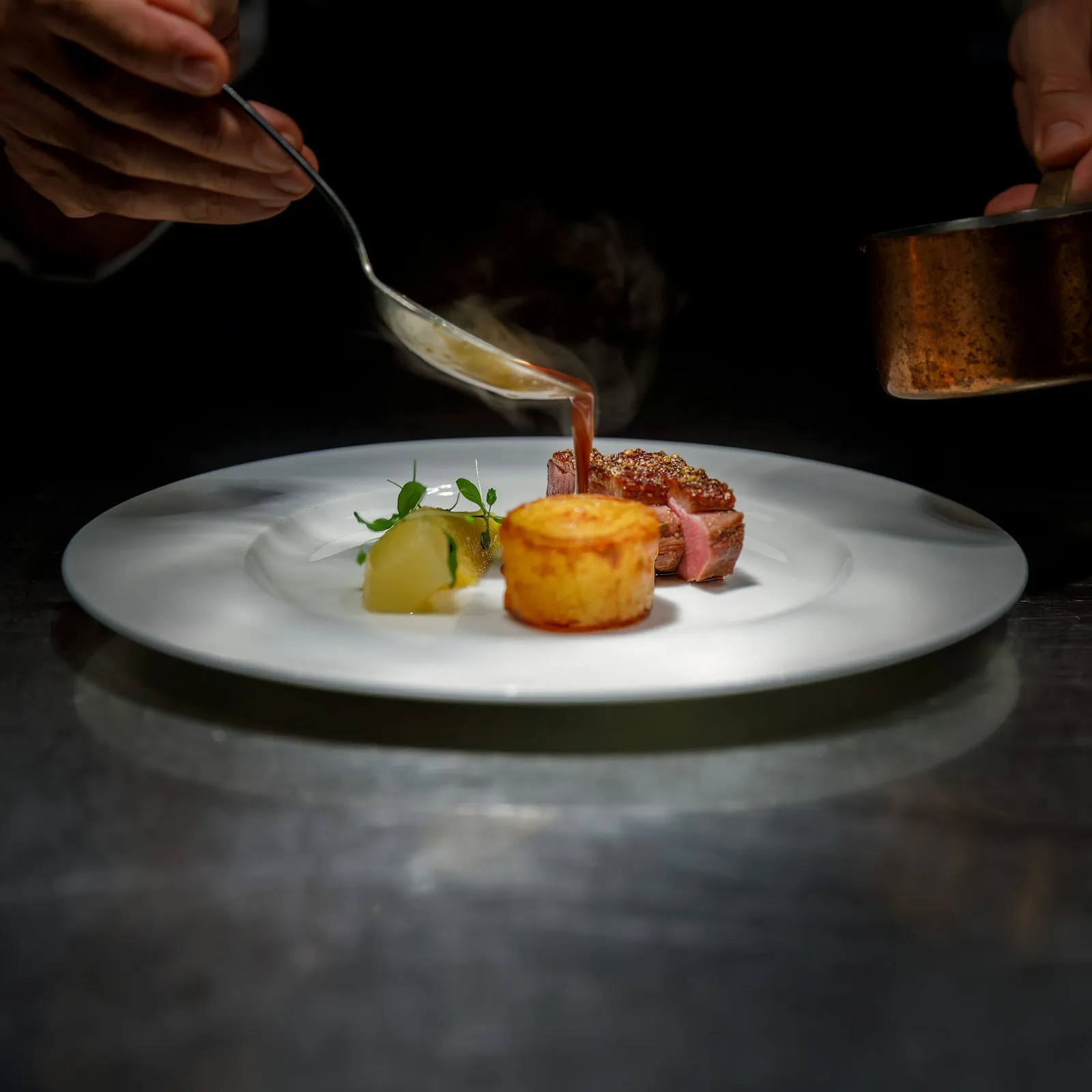 Chef emplatando en la cocina de un restaurante